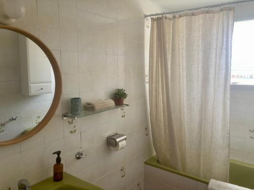 ムンロッチ・ダル・カムにあるMiami playa sirensのバスルーム(シャワー、洗面台、鏡付)