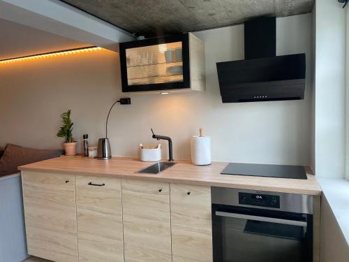 Kuchyň nebo kuchyňský kout v ubytování Cosy studio 600m from centrum!