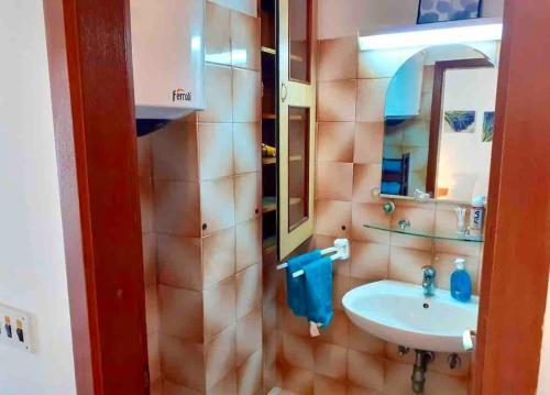 uma casa de banho com um lavatório e um espelho em Apartment Nadallina em Jelsa
