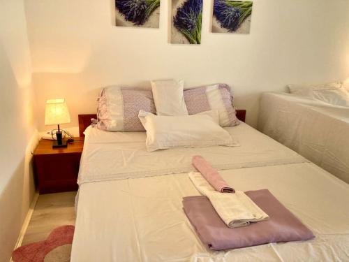 uma cama branca com uma toalha em cima em Apartment Nadallina em Jelsa
