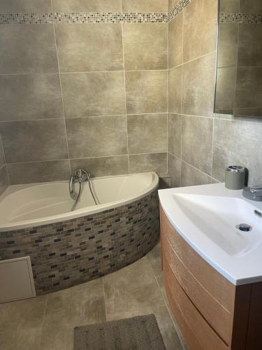 une salle de bain avec une baignoire et un lavabo dans l'établissement le beal, à Hyères