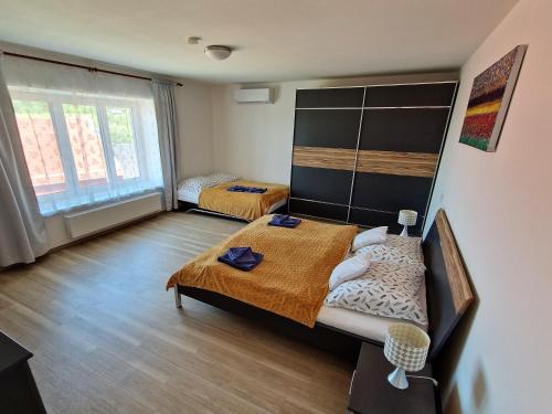 Ένα ή περισσότερα κρεβάτια σε δωμάτιο στο Apartmány Comfort