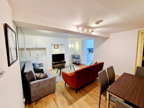 a living room with a couch and a table at Beautiful Hyde Park Flat by Lancaster Gate Station with Private Back Patio in London