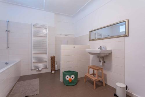 ein Badezimmer mit einem Waschbecken, einem WC und einer Badewanne in der Unterkunft Traumhafte Wohnung für 6 Pers. in Melk
