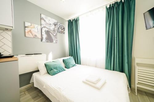 - une chambre avec un lit et des rideaux verts dans l'établissement MYFREEDOM Апартаменти на Подолі, à Kiev
