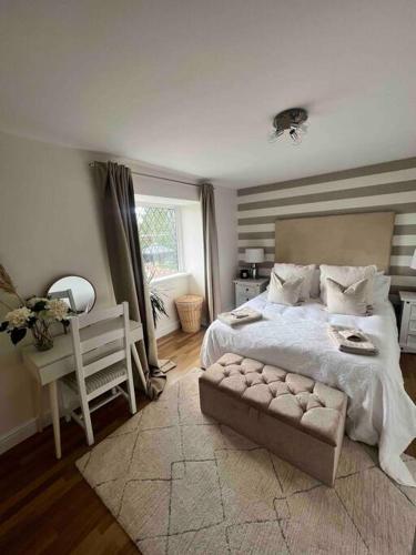 溫莎的住宿－Windsor & Maidenhead 2 bed near Legoland, ascot racecourse and Lapland，卧室配有床、椅子和窗户。