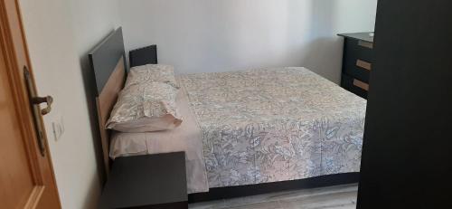 Dormitorio pequeño con cama con marco en IN PANDORA'S BOX 5 LANDS, en Vezzano Ligure