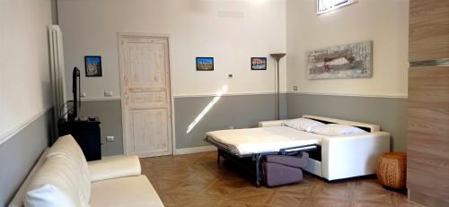 pokój szpitalny z łóżkiem i drzwiami w obiekcie Il Melo Antico - appartamenti in villa d'epoca nel cuore del Monferrato w mieście Acqui Terme