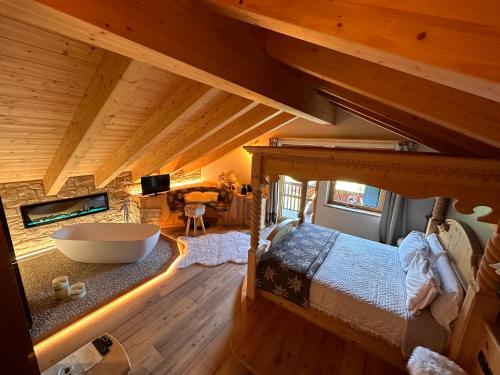 an overhead view of a bedroom in a log cabin at Rifugio Caltena in Fiera di Primiero