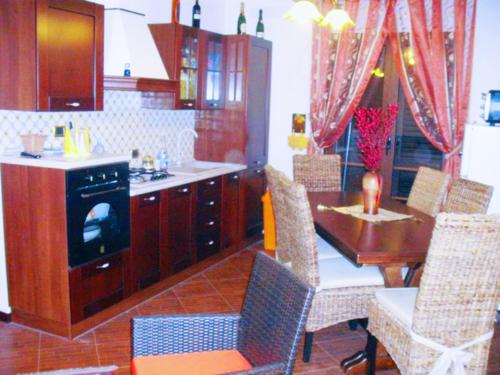 uma cozinha com uma mesa de madeira e uma sala de jantar em SEGESTA Nouveau Bedding em Salemi