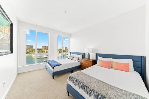 1 dormitorio con cama, sofá y ventana en Emerald Gem 2bedroom 2bath With Full Marina View en Los Ángeles