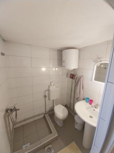 uma casa de banho com um WC e um lavatório em Kaj Nana i Dedo em Skopje