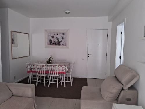 阿拉亞爾多卡博的住宿－APTO LINDO FRENTE PRAIA GRANDE，客厅配有桌椅