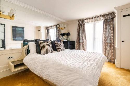 a bedroom with a large bed and a window at Spacious 2 Bed Luxury Apartment in Kent