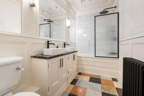 La salle de bains blanche est pourvue d'un lavabo et de toilettes. dans l'établissement Spacious 2 Bed Luxury Apartment, à Kent