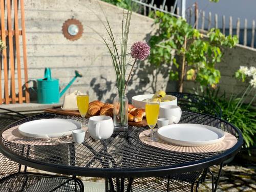 una mesa con platos de comida y bebidas. en Top modernes Appartement mit Blick ins Grüne, en Kisslegg