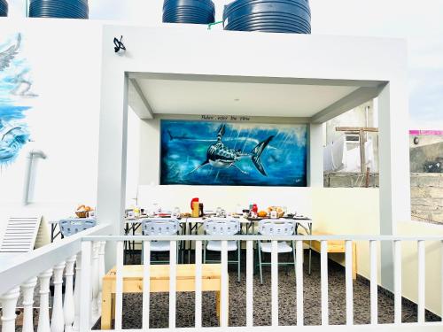un comedor con una mesa y una pintura en la pared en Casa BB&Djassi en Ponta do Sol