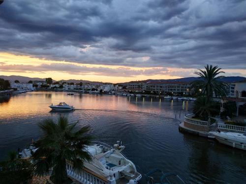 Apartament 3 persones amb piscina comunitaria Terrassa amb vistes canal i Llac St Maurici
