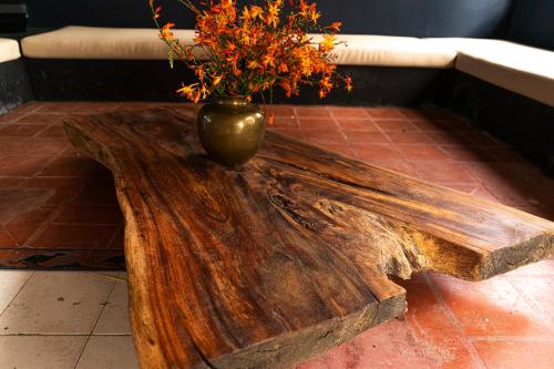 a wooden coffee table with a vase on top of it at Aldea Sabatinga in Manizales