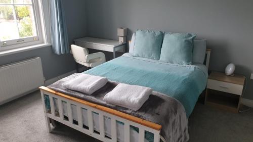 En eller flere senge i et værelse på Spacious 2-Bed 2-Bath Apartment with Free Parking - Central Poole