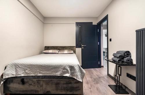 - une chambre avec un lit et un miroir dans l'établissement Great location in Besiktas/Akaretler, à Istanbul