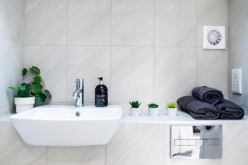 Ванная комната в Hosta Group - Prestige 1 Bed Apartment - The Lemon