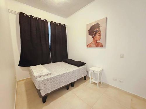 Habitación pequeña con cama y ventana en Exclusivo Dpto 101 con Terraza en Antofagasta, en Antofagasta