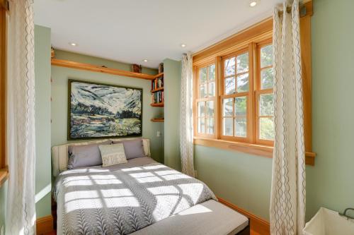 Ένα ή περισσότερα κρεβάτια σε δωμάτιο στο Downtown Bar Harbor Rental Home about 1 Mi to Acadia!