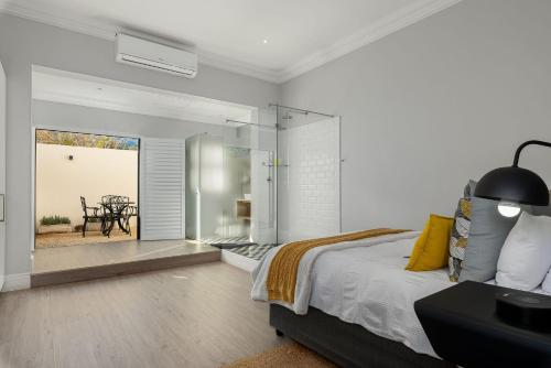 Ένα ή περισσότερα κρεβάτια σε δωμάτιο στο Luxury Franschhoek getaway next to Winetram