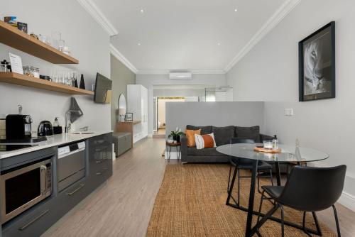 Η κουζίνα ή μικρή κουζίνα στο Luxury Franschhoek getaway next to Winetram