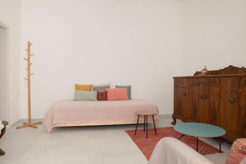卡達麥納的住宿－Mirtilo in Kardamena Centre，一间卧室配有一张床和一个木制梳妆台
