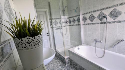 łazienka z wanną, toaletą i umywalką w obiekcie Ferienwohnung Fischerteich in Detmold w mieście Detmold