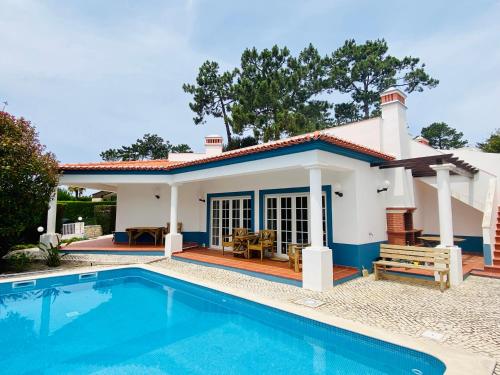a house with a swimming pool in front of it at Villa in Praia D'el Rey, Beach & Golf Resort in Casal da Lagoa Seca