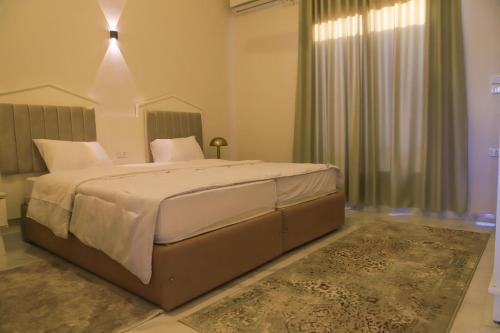 1 dormitorio con 1 cama grande en una habitación en Royal Nile Villas - Pool View Apartment 1, en Luxor