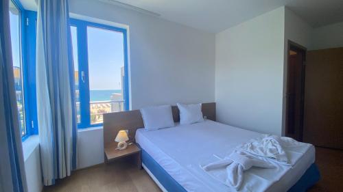 A bed or beds in a room at Bratanov Excelsior Apartment