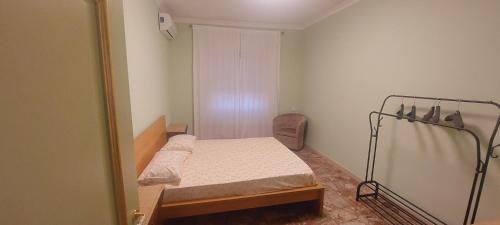 Habitación pequeña con cama y espejo. en L'Attico di Angie, en Monterotondo