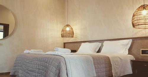 Postel nebo postele na pokoji v ubytování Areos Polis Boutique Hotel