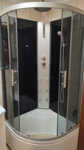 Ένα μπάνιο στο Apartament GUNER