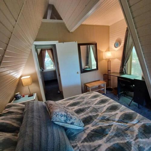 Ένα ή περισσότερα κρεβάτια σε δωμάτιο στο Cozy Lake Themed Aframe on Dale Hollow Lake