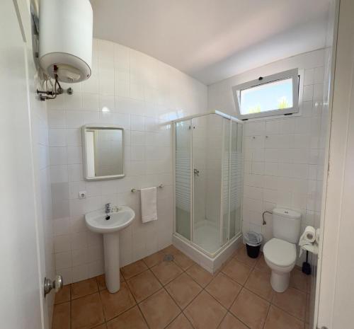 uma casa de banho com um lavatório, um chuveiro e um WC. em #3 HABITACION DOBLE AYAMONTE em Ayamonte