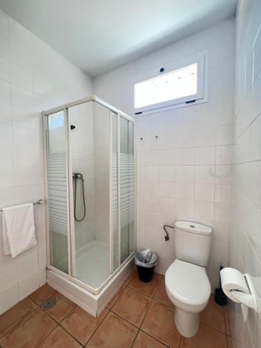 uma casa de banho com um chuveiro e um WC. em #3 HABITACION DOBLE AYAMONTE em Ayamonte