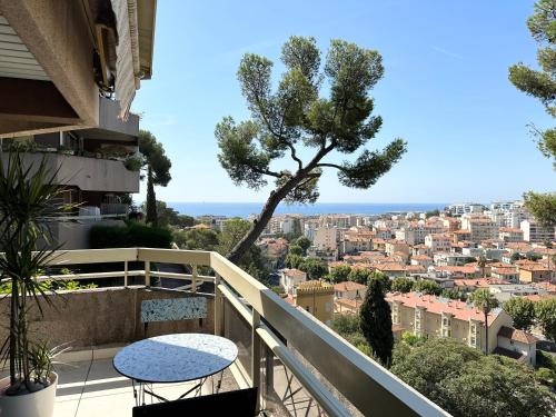 NICE, GRAND STUDIO - PISCINE - TERRASSE VUE MER