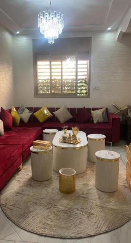 een woonkamer met een bank en een tafel en stoelen bij planets house in Deroua
