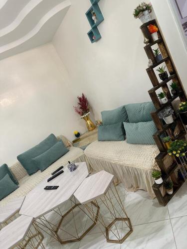 uma sala de estar com um sofá e uma mesa em planets house em Deroua