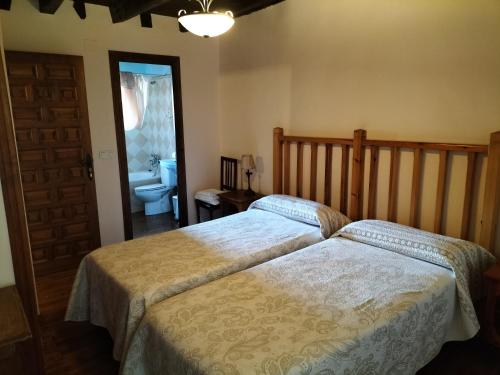 um quarto com 2 camas e uma casa de banho com WC. em DON CAMINO, (Casa Federico) em Villalcázar de Sirga