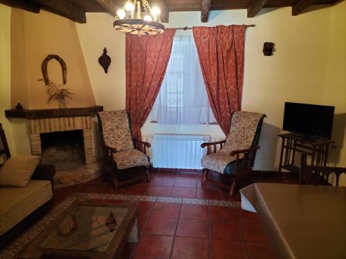 uma sala de estar com um sofá e uma lareira em DON CAMINO, (Casa Federico) em Villalcázar de Sirga