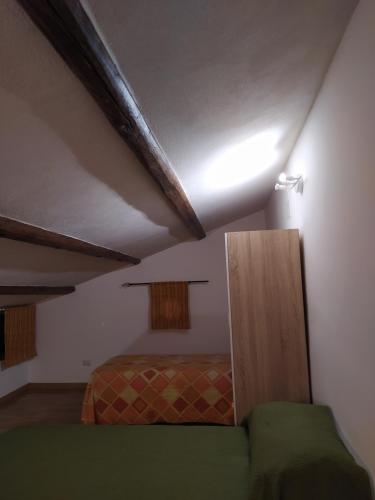 1 dormitorio con 1 cama en una habitación en Home sweet home, en Melilli