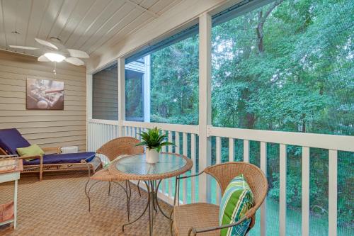 Μπαλκόνι ή βεράντα στο High-End Pawleys Island Condo with Porch and Pools!