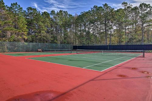 Εγκαταστάσεις για τένις ή/και σκουός στο High-End Pawleys Island Condo with Porch and Pools! ή εκεί κοντά