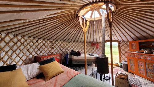 um quarto com uma cama numa tenda em Iceland yurt em Akureyri